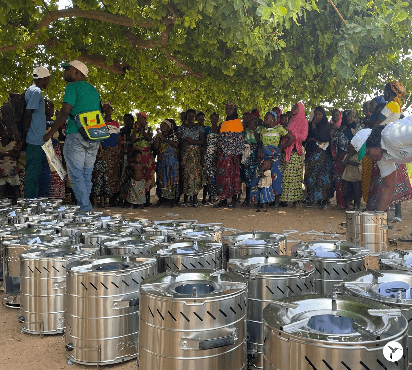 Picture 4. The distribution of cookstoves in Bissap (photo courtesy of hummingbirds)