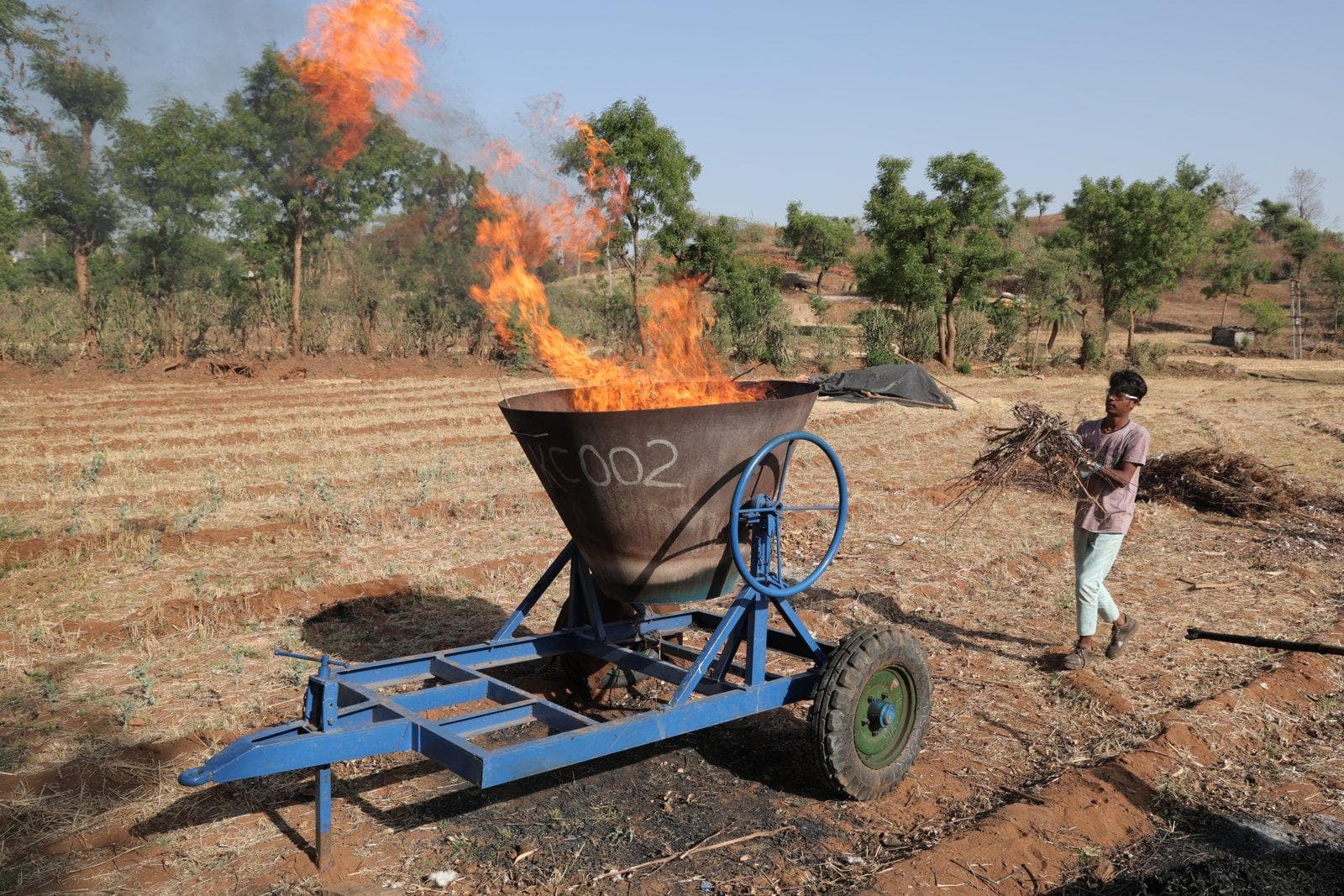 Picture 2. A Climapreneur feeds crop residue into the mobile Kon-Tiki kiln, converting waste that would once have been burned into stable biochar (photo courtesy of KriSHE Carbon)